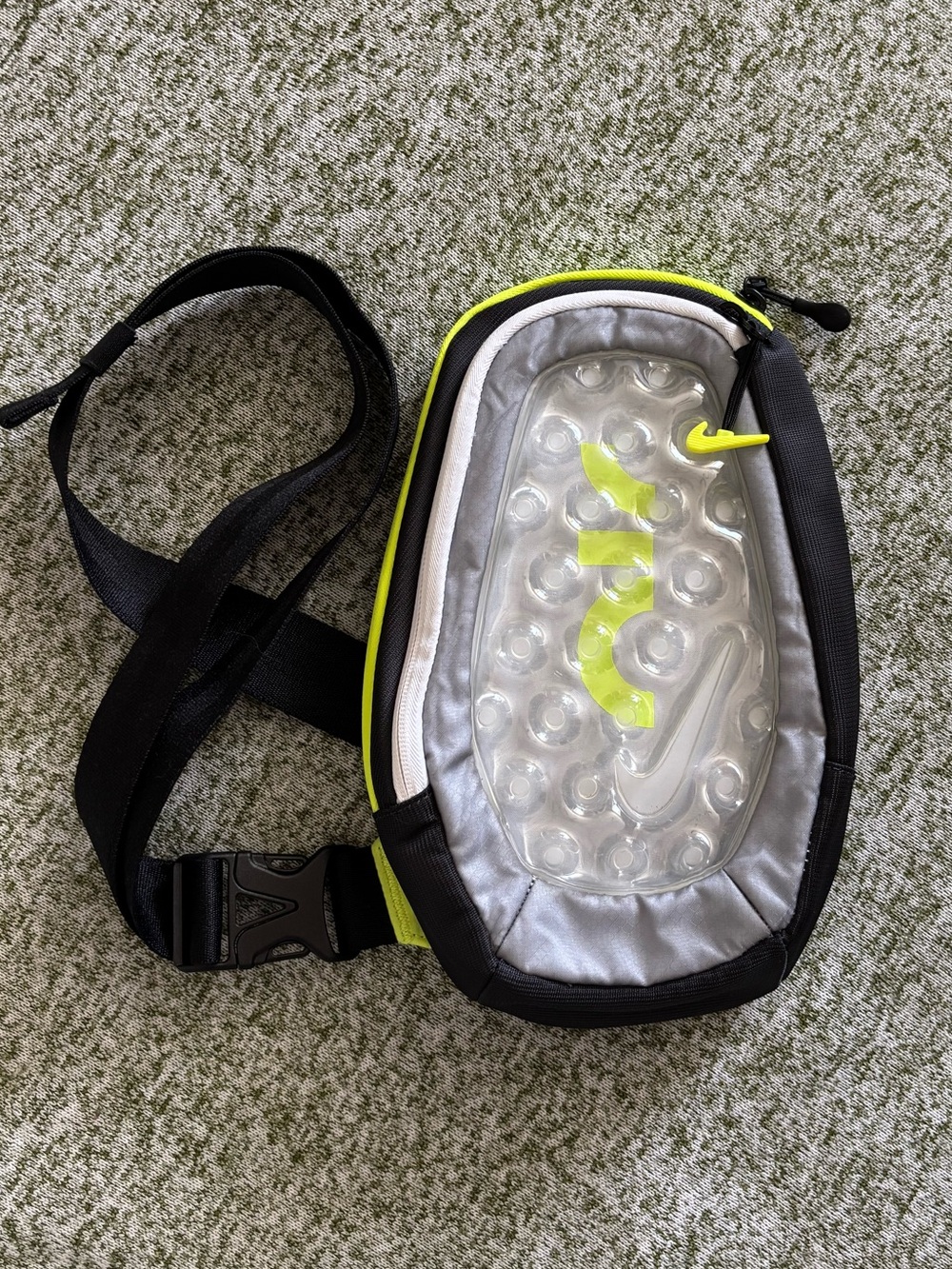 Nike Essentials Crossbody Bag (4L)
Anthracite/Wolf Grey/Volt